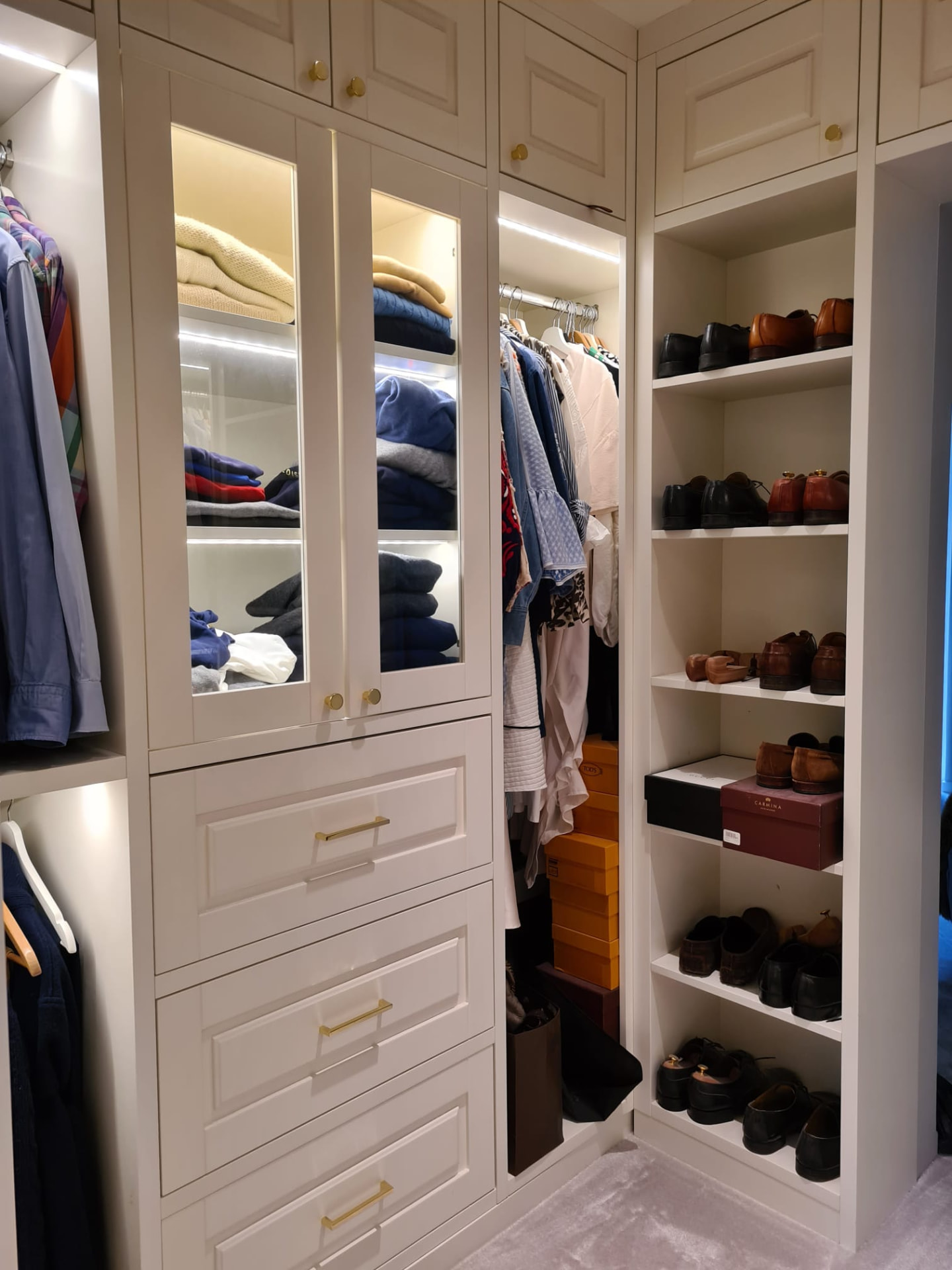 Walk-in wardrobe shelves, drawers, hanging areas and shoe storage