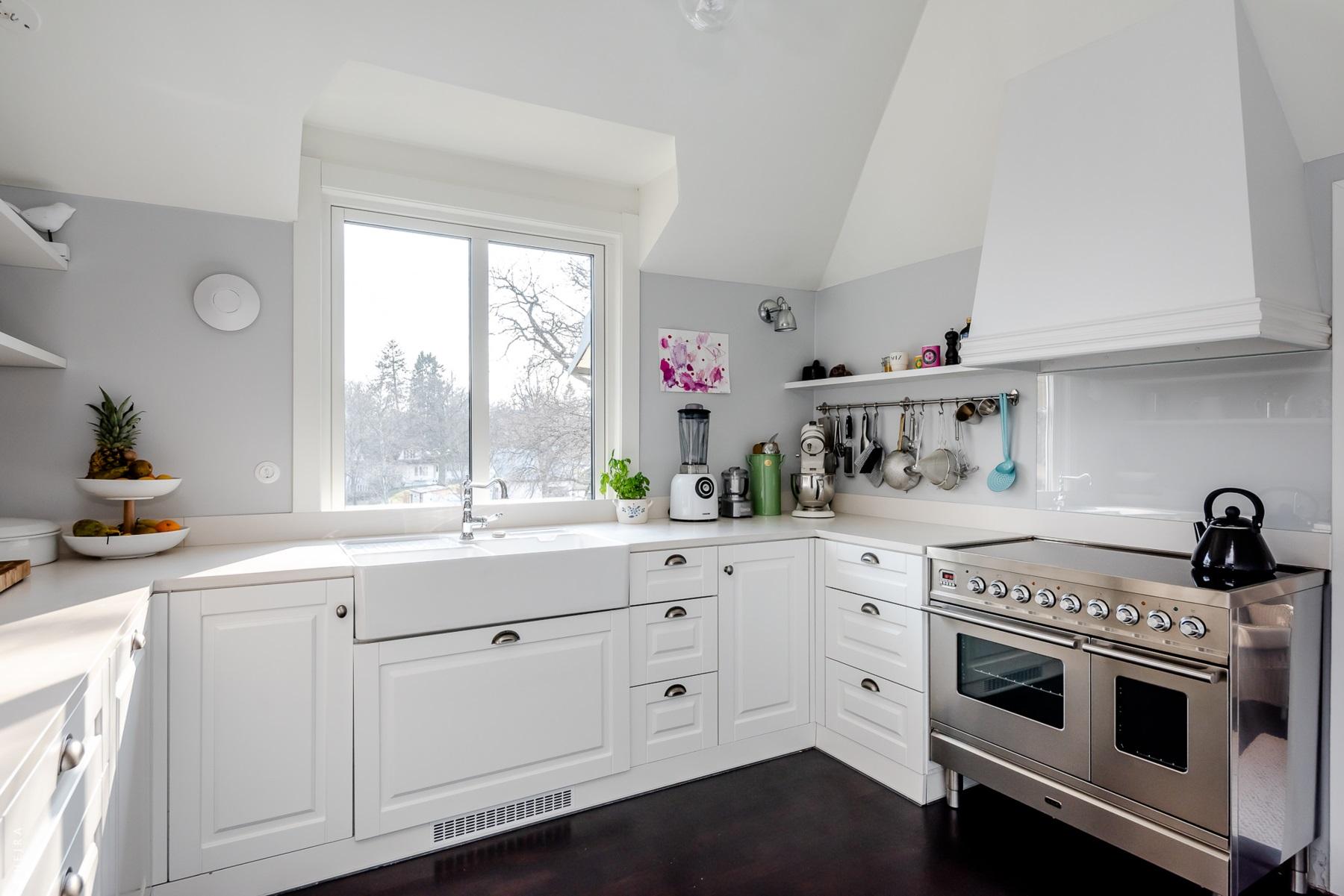 Kitchen worktop with a deep sink and cooker