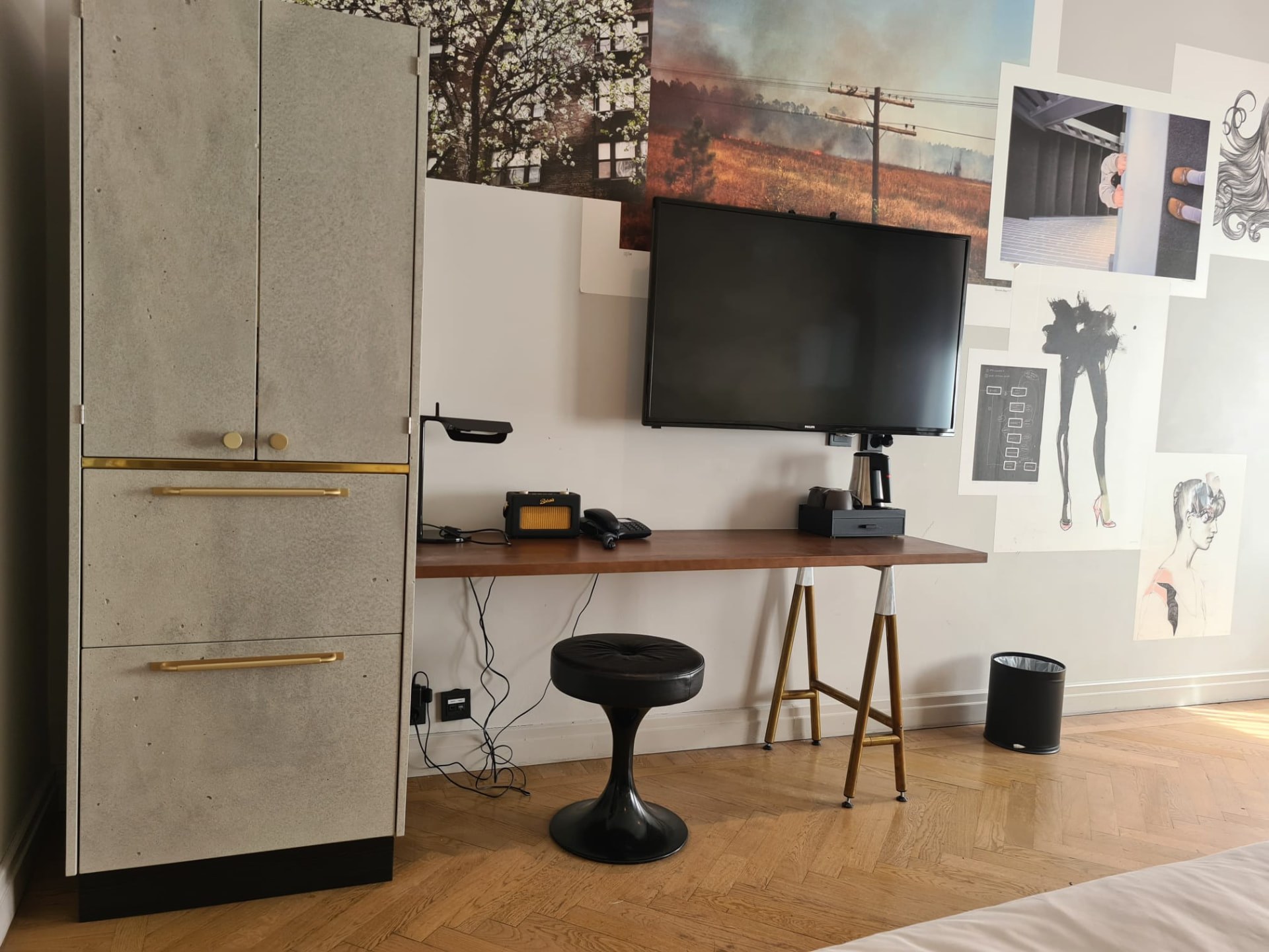 Skåp med betongyta och ett väggmonterat skrivbord i en arbetsyta